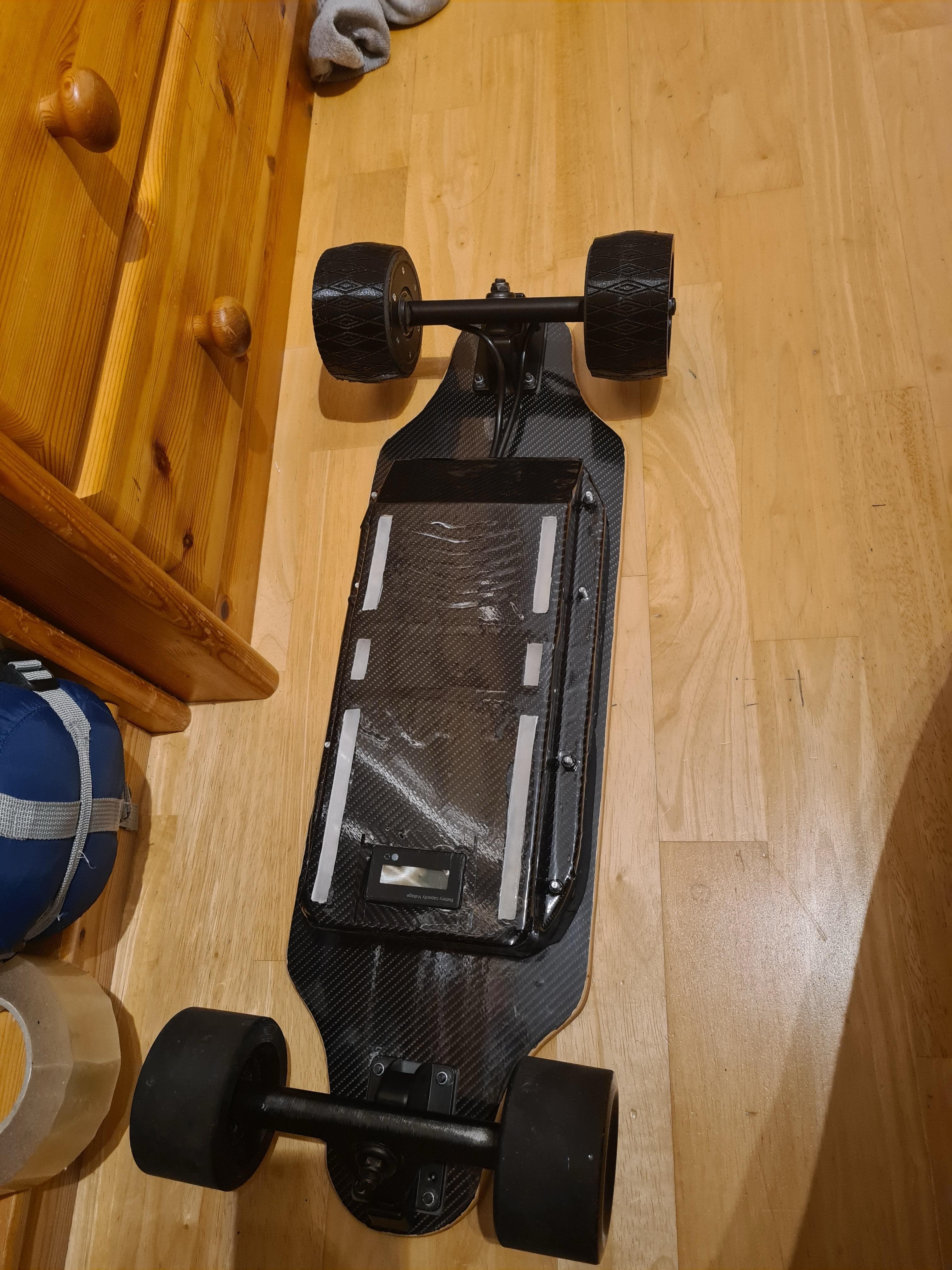 Board v4 — tpu printed wheels, custom deck, rgb, battery monitor.